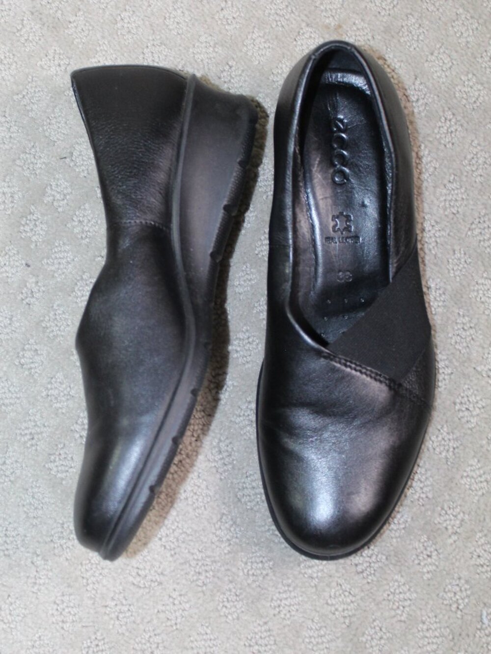 ecco Size 38 / 7.5 Black Leather Elastic Round Toe 1" Wedge
